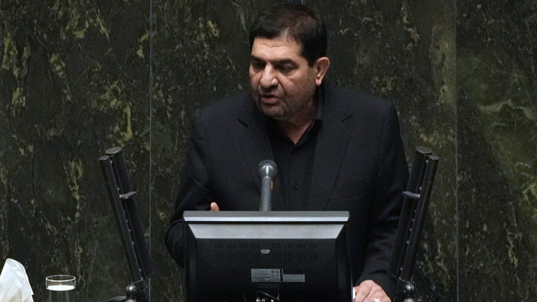 Mohammad Mokhber en el Parlamento.