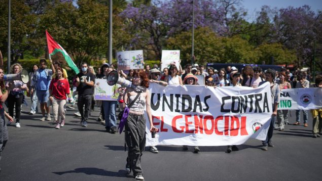 Protesta de estudiantes frente a la Universidad de Sevilla.