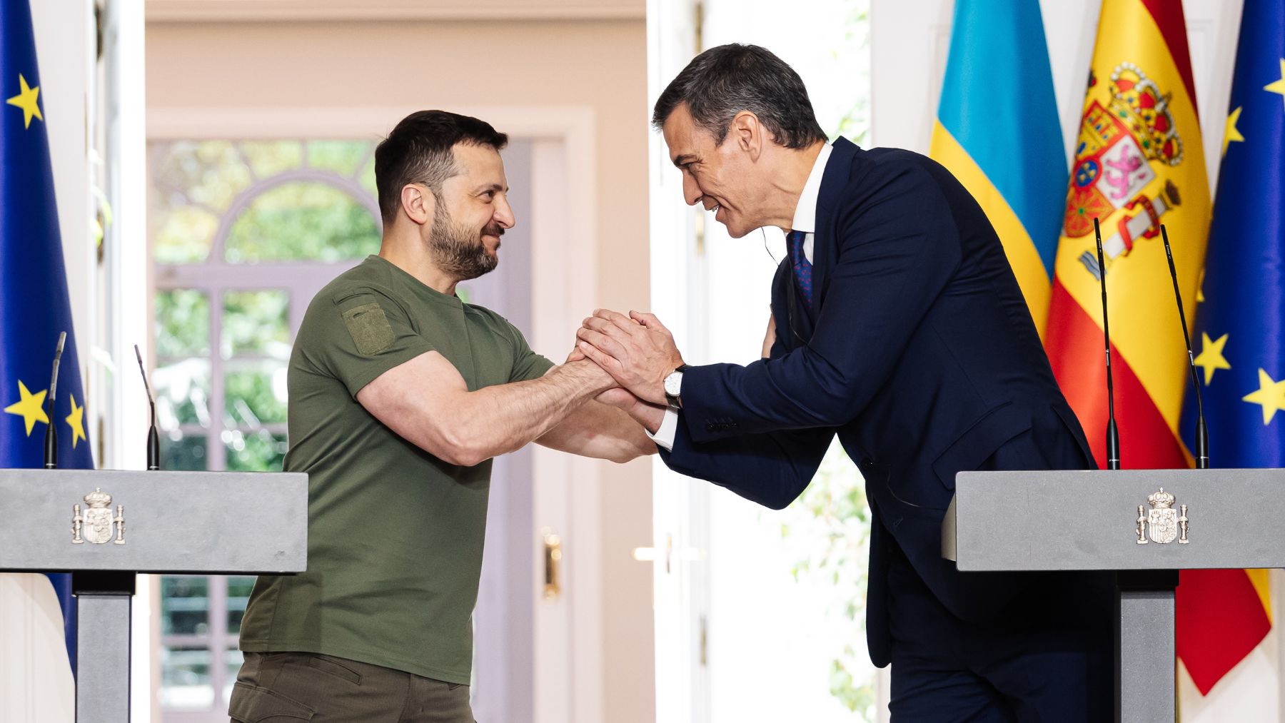 Volodímir Zelenski y Pedro Sánchez. (Foto: EP)