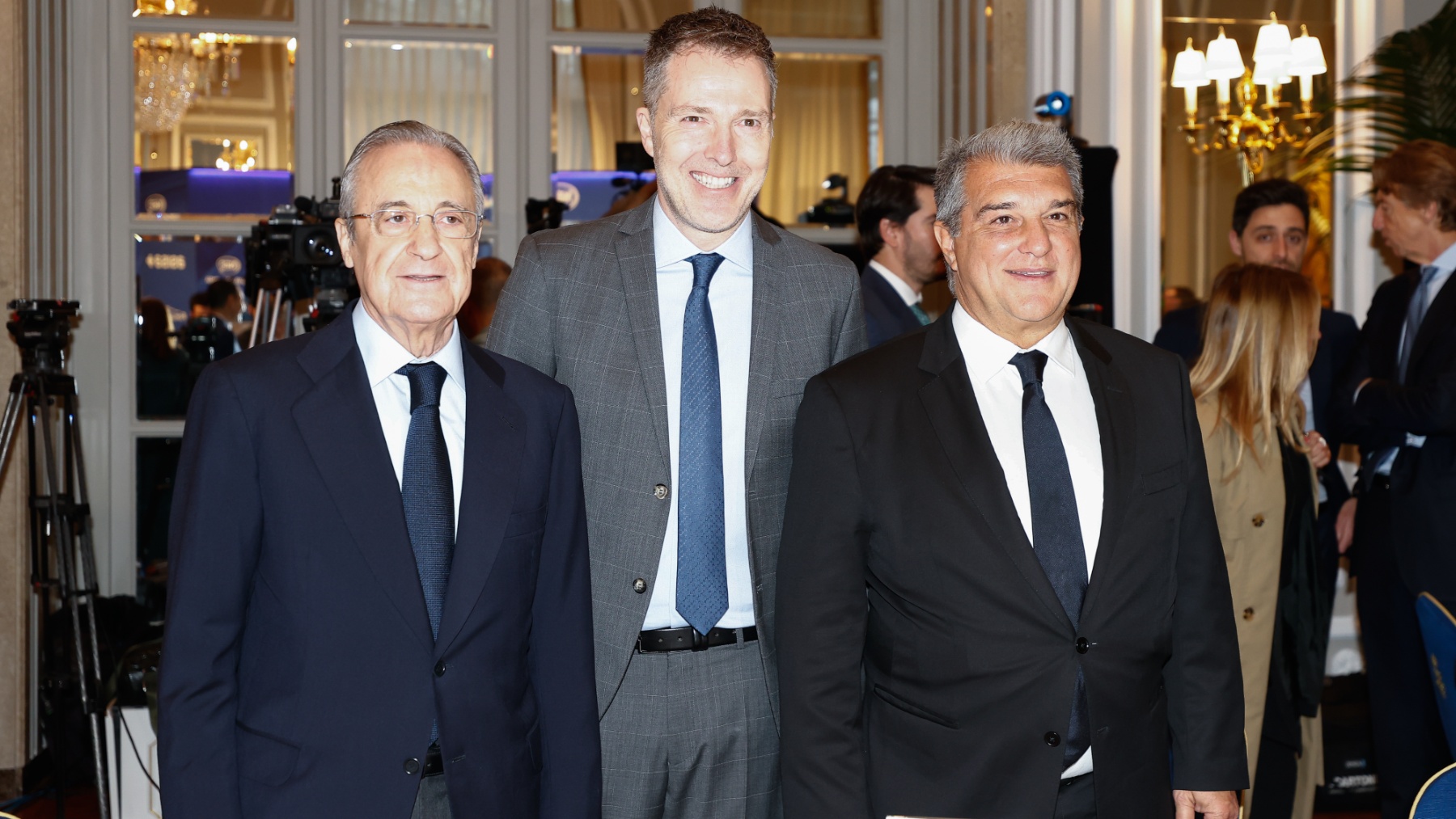 Bernd Reichart, CEO de la Superliga junto a Florentino y Laporta. (Europa Press)