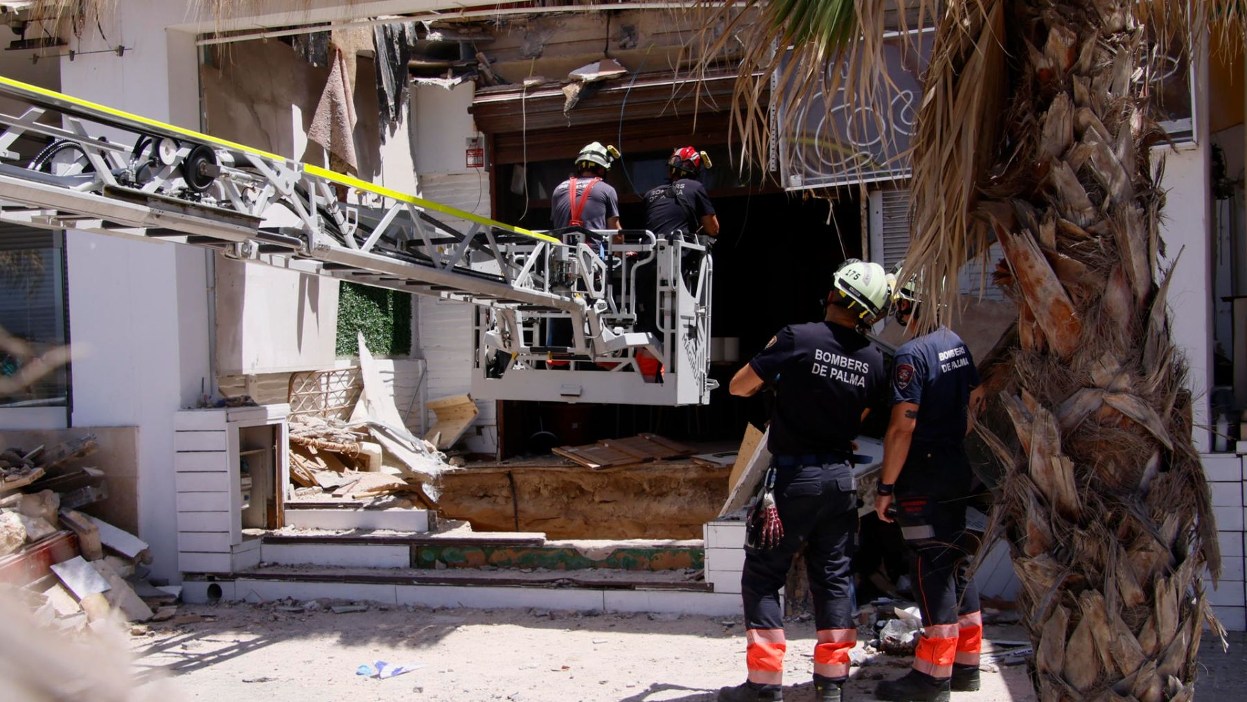 Los bomberos intervienen en el edificio derrumbado en Playa de Palma. (EFE)