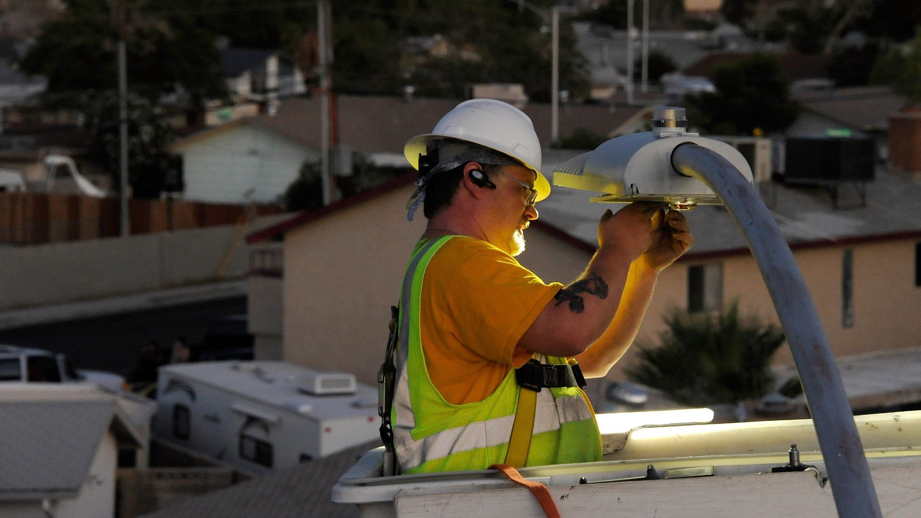 Un electricista arregla una farola. (Getty)