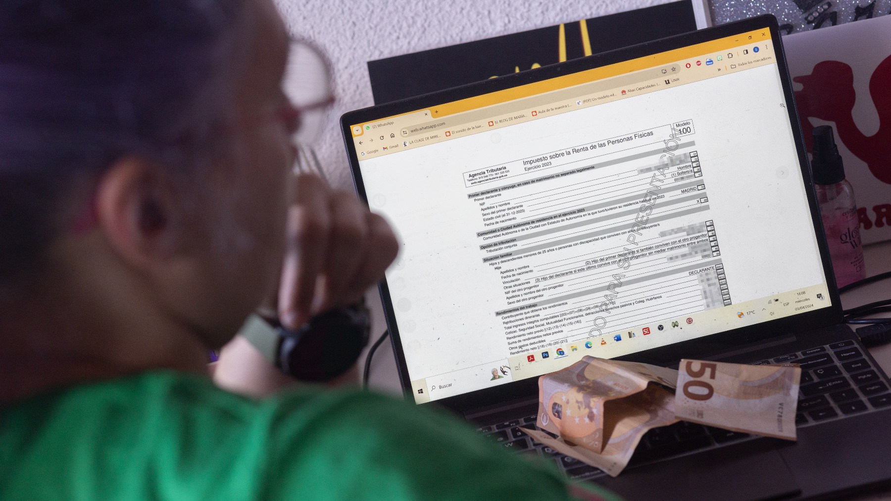 Una mujer hace la declaración de la renta en un ordenador. (Foto: EP)