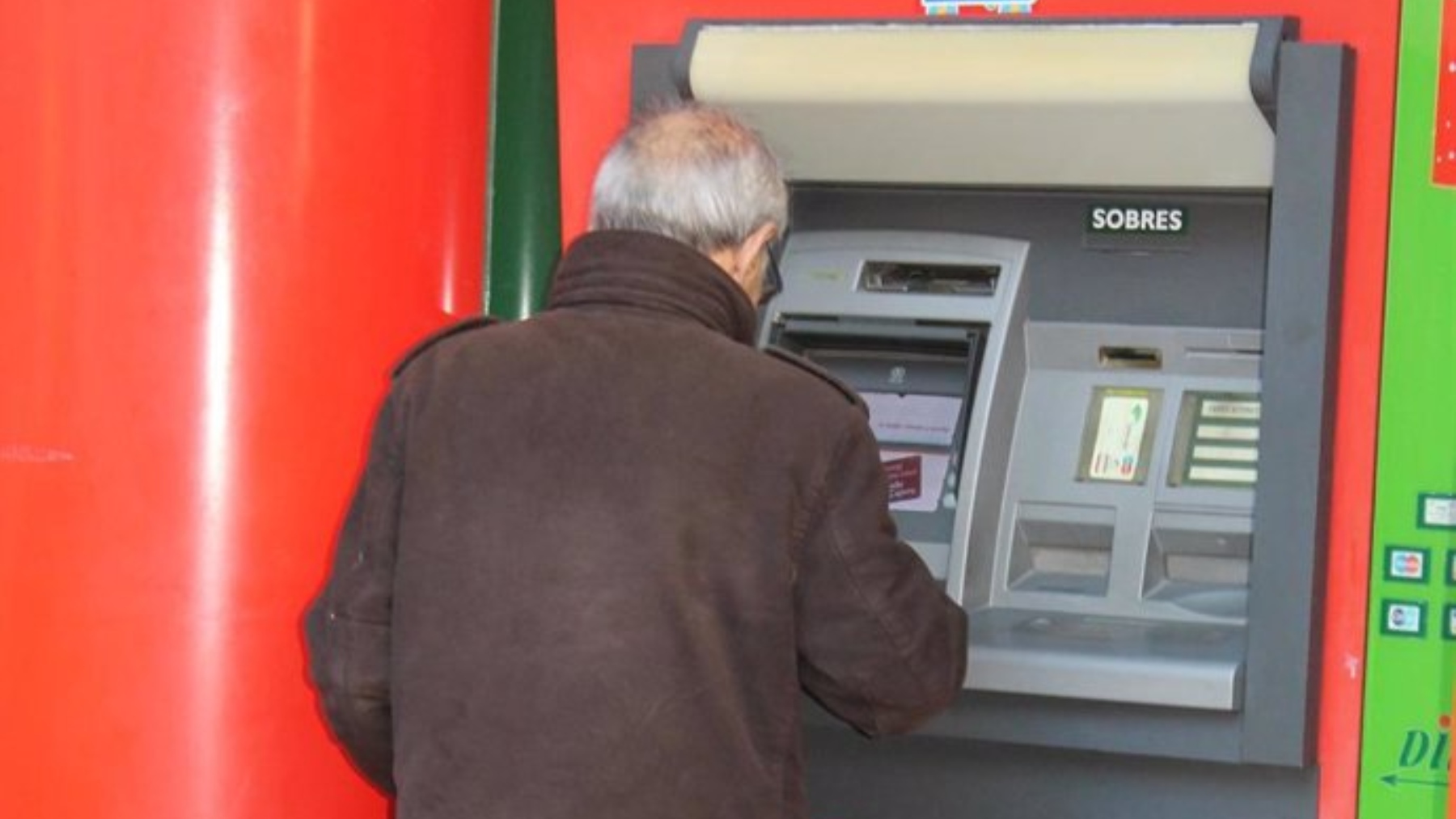 Hombre sacando dinero de un cajero automático. (Foto:  EP)