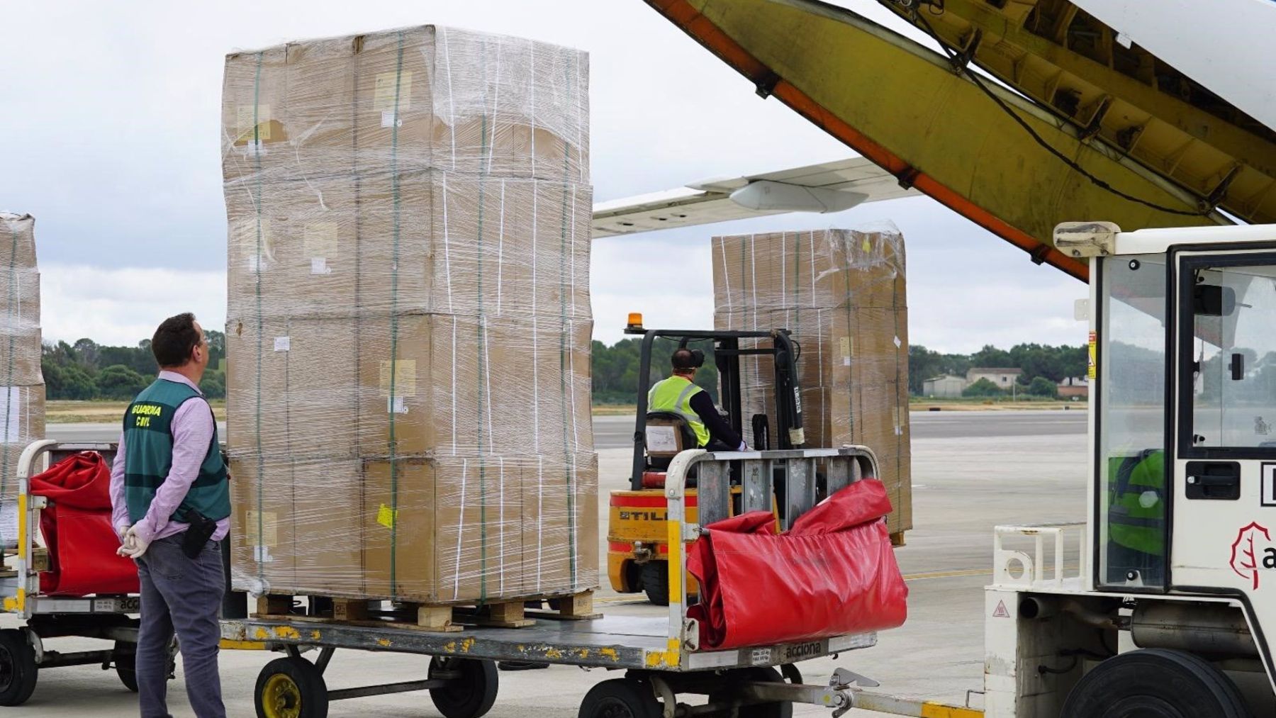 Cargamento de material sanitario en el aeropuerto de Palma en  abril de 2020.