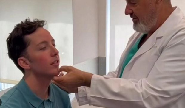 Francisco Nicolás en una clínica estética con el doctor que trata a Iker Casillas