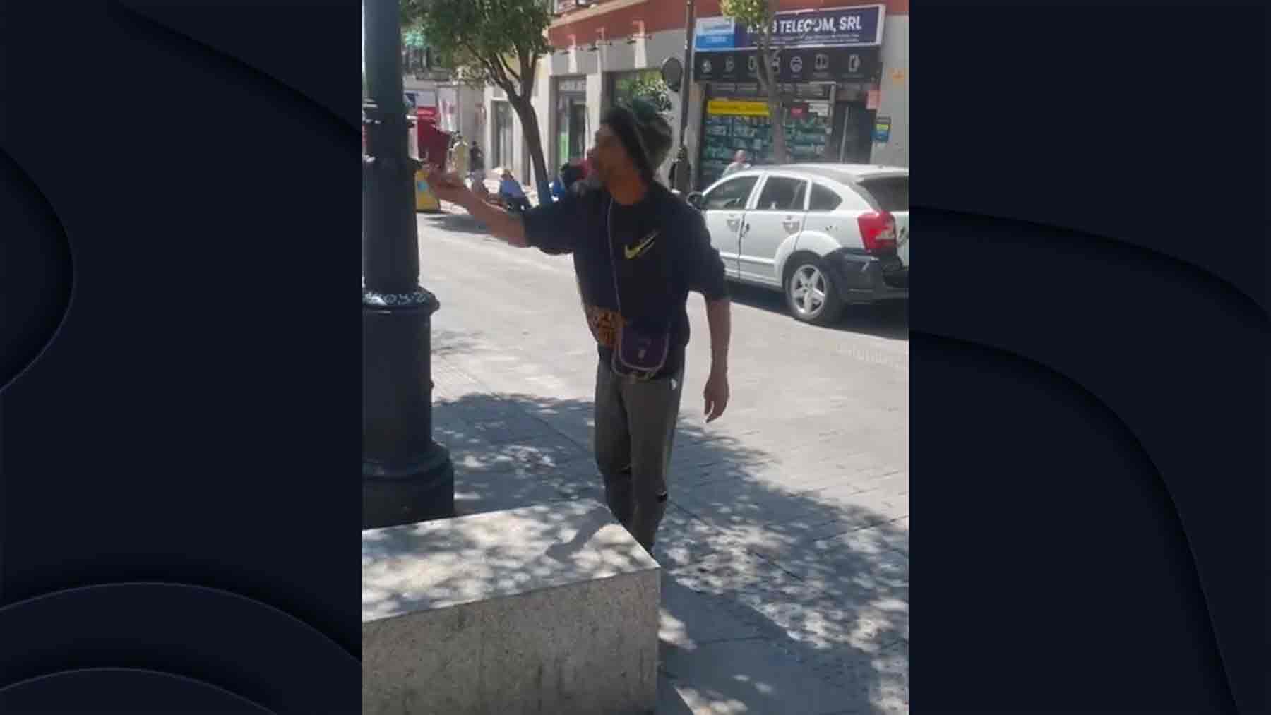 Un hombre insulta a unos voluntarios de Vox en Lavapiés