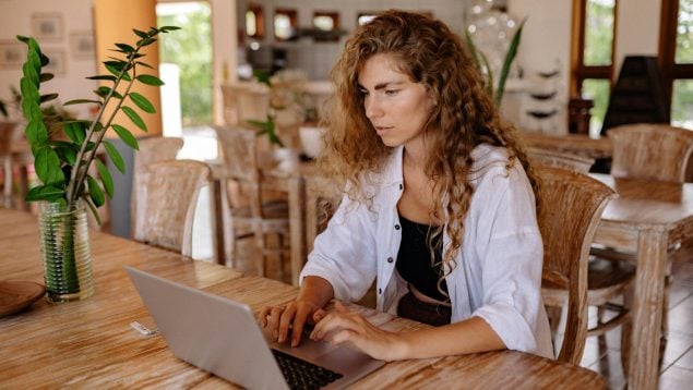Mujer estudiando con el ordenador.