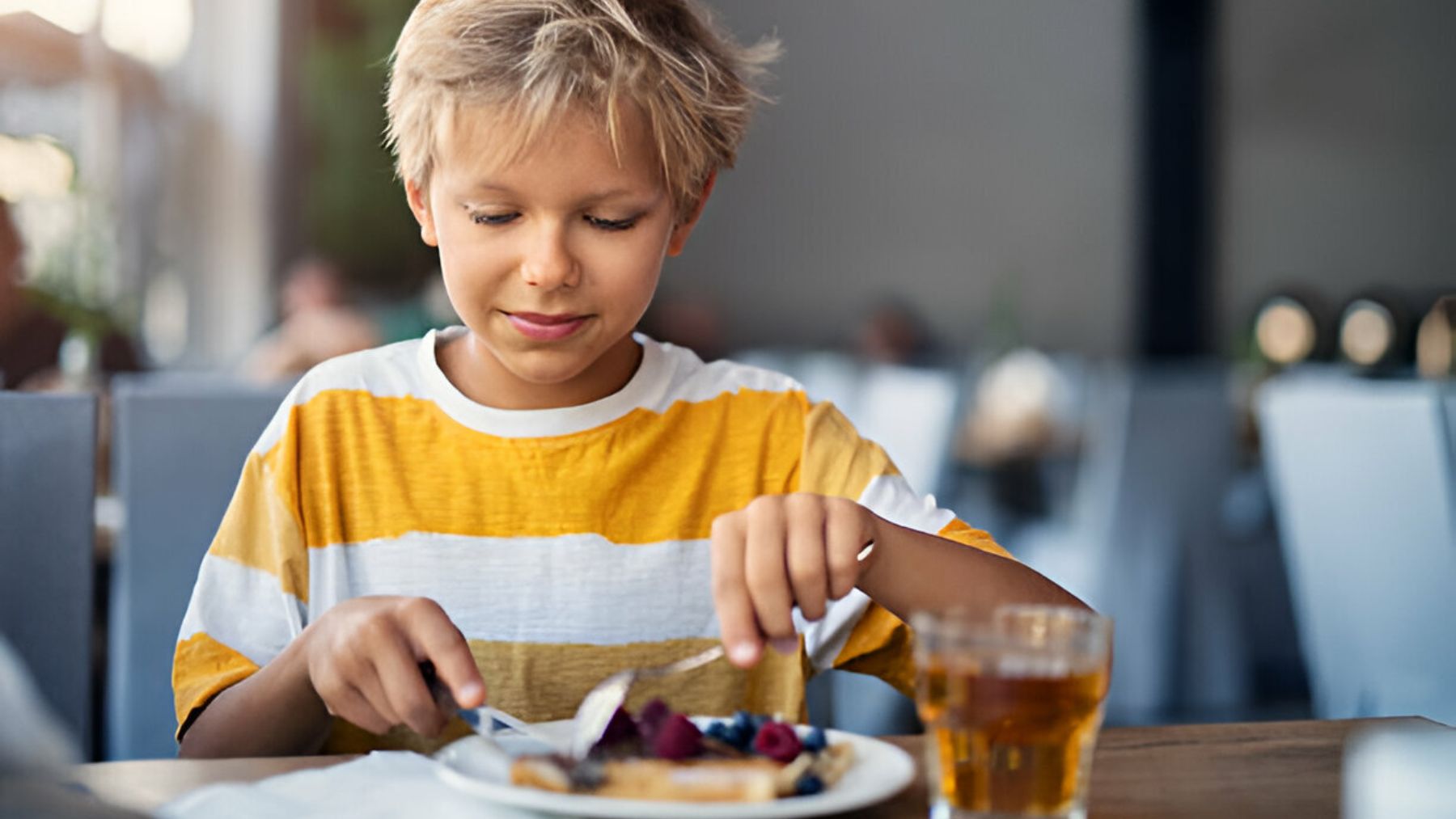 Niño comiendo.