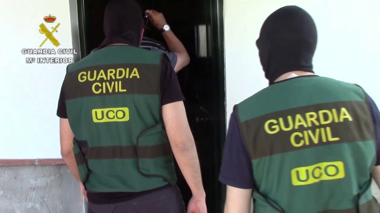 Agentes de la UCO durante unos registros.