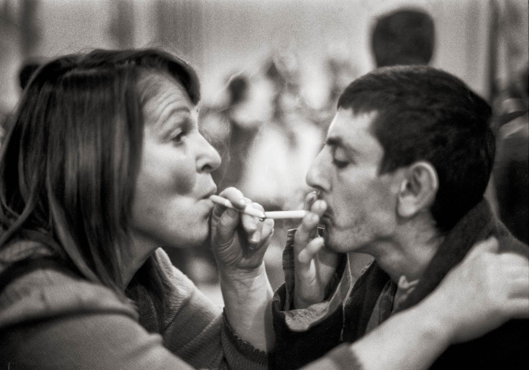 Letizia Battaglia con un degente dell’ospedale psichiatrico, Palermo, 1986 © Lia Pasqualino