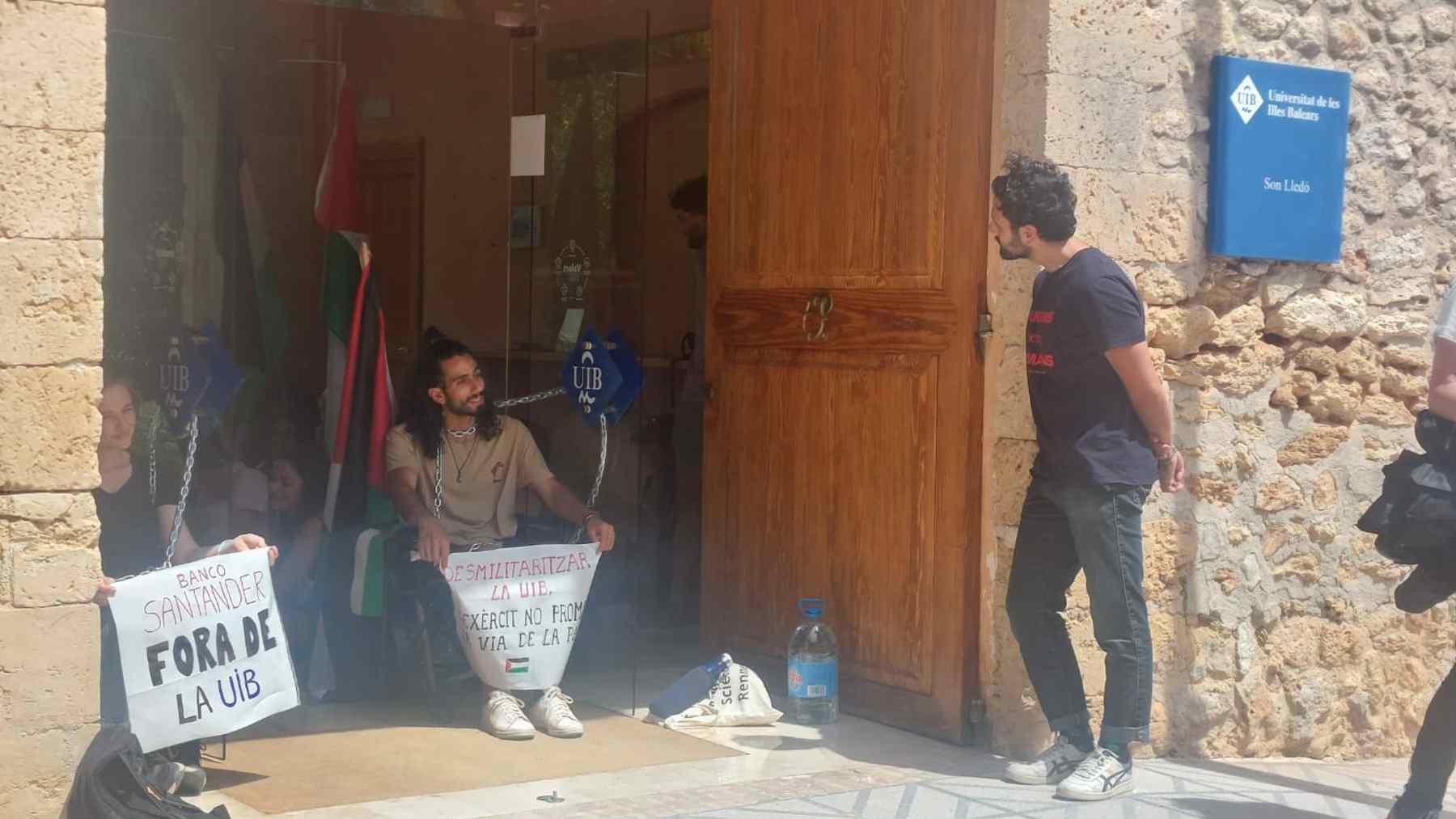 Estudiantes encadenados a las puertas del rectorado de la UIB en Son Lledó.