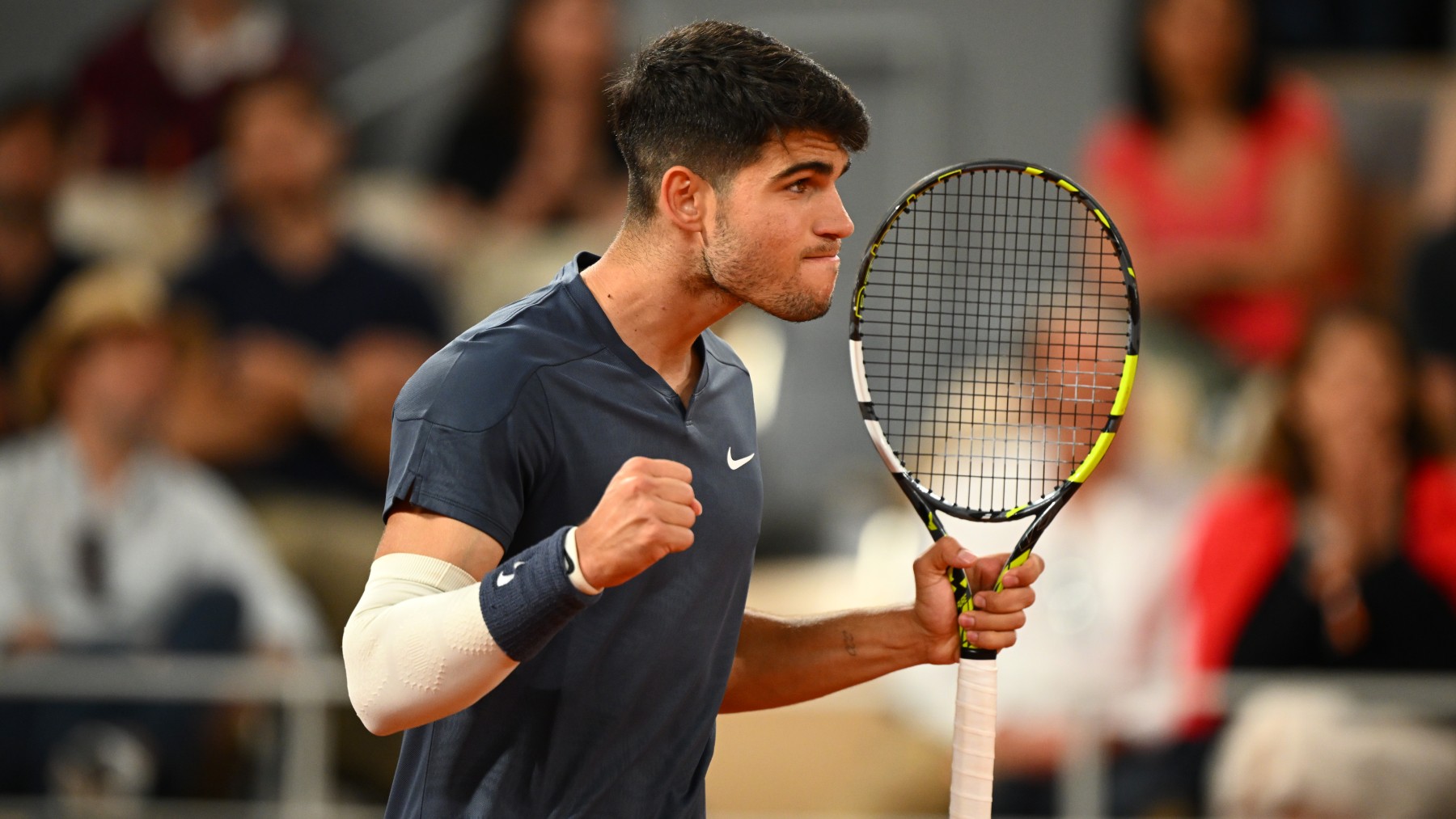 Carlos Alcaraz celebra un punto en Roland Garros. (Getty)