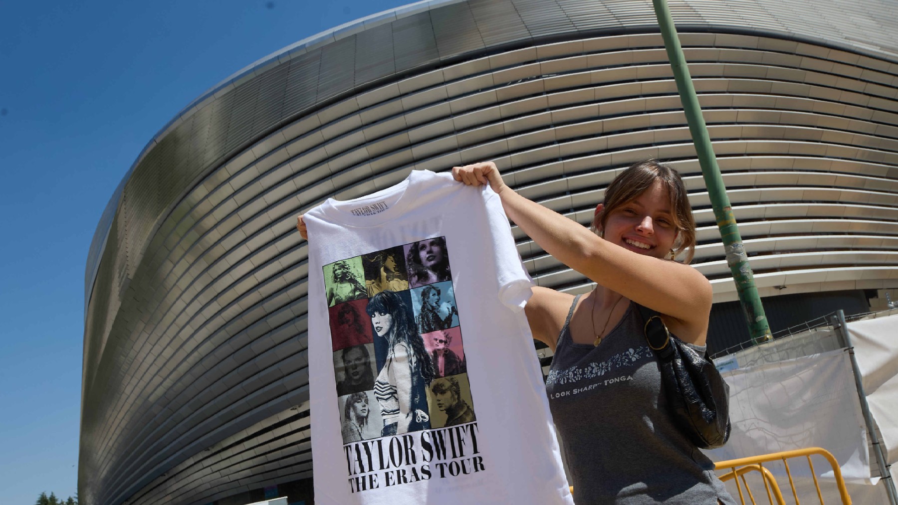 Una joven con una camiseta de Taylor Swift.