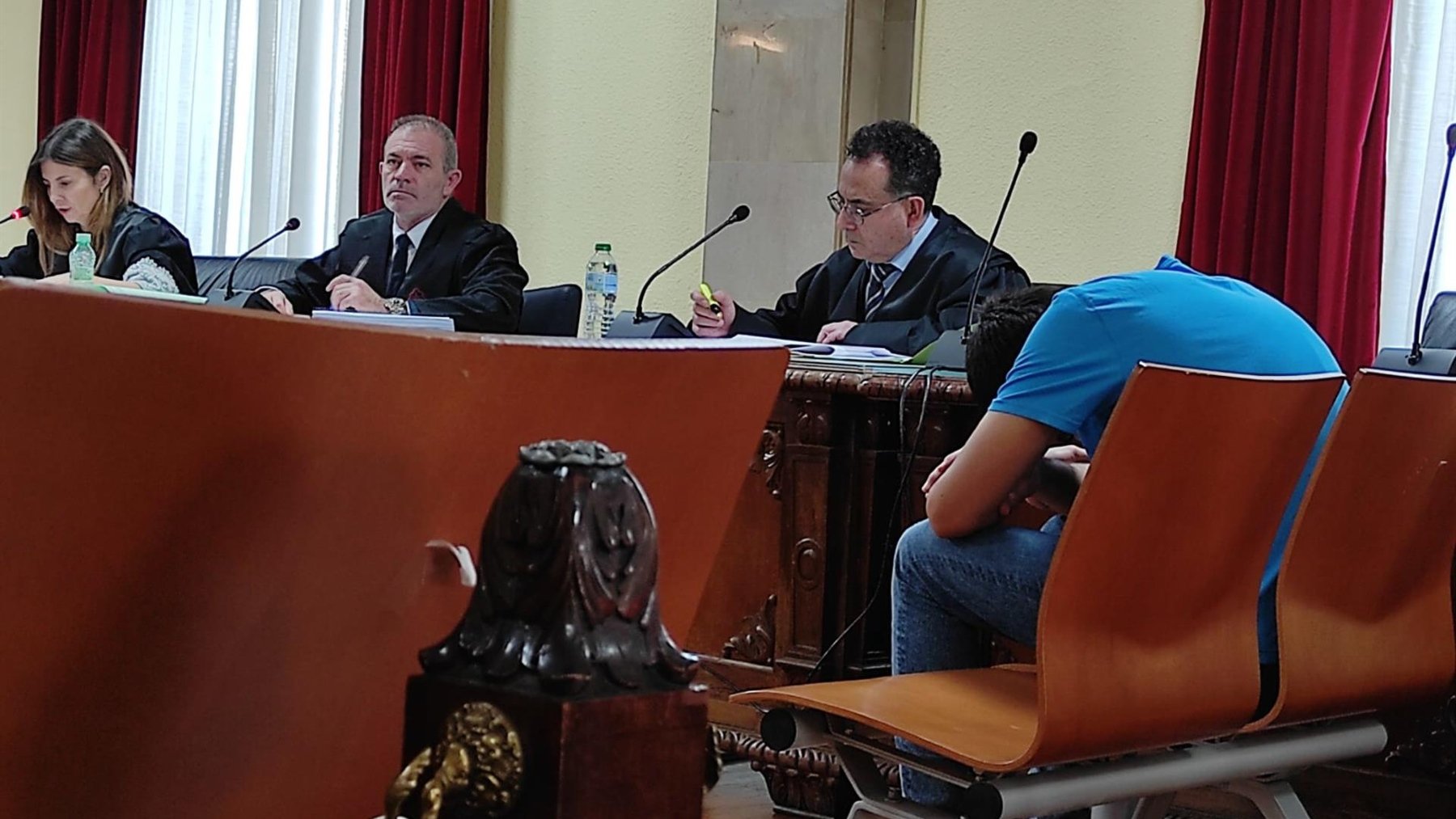 El acusado, cabizbajo, durante el juicio celebrado en la Audiencia de Jaén. (Foto: EP)