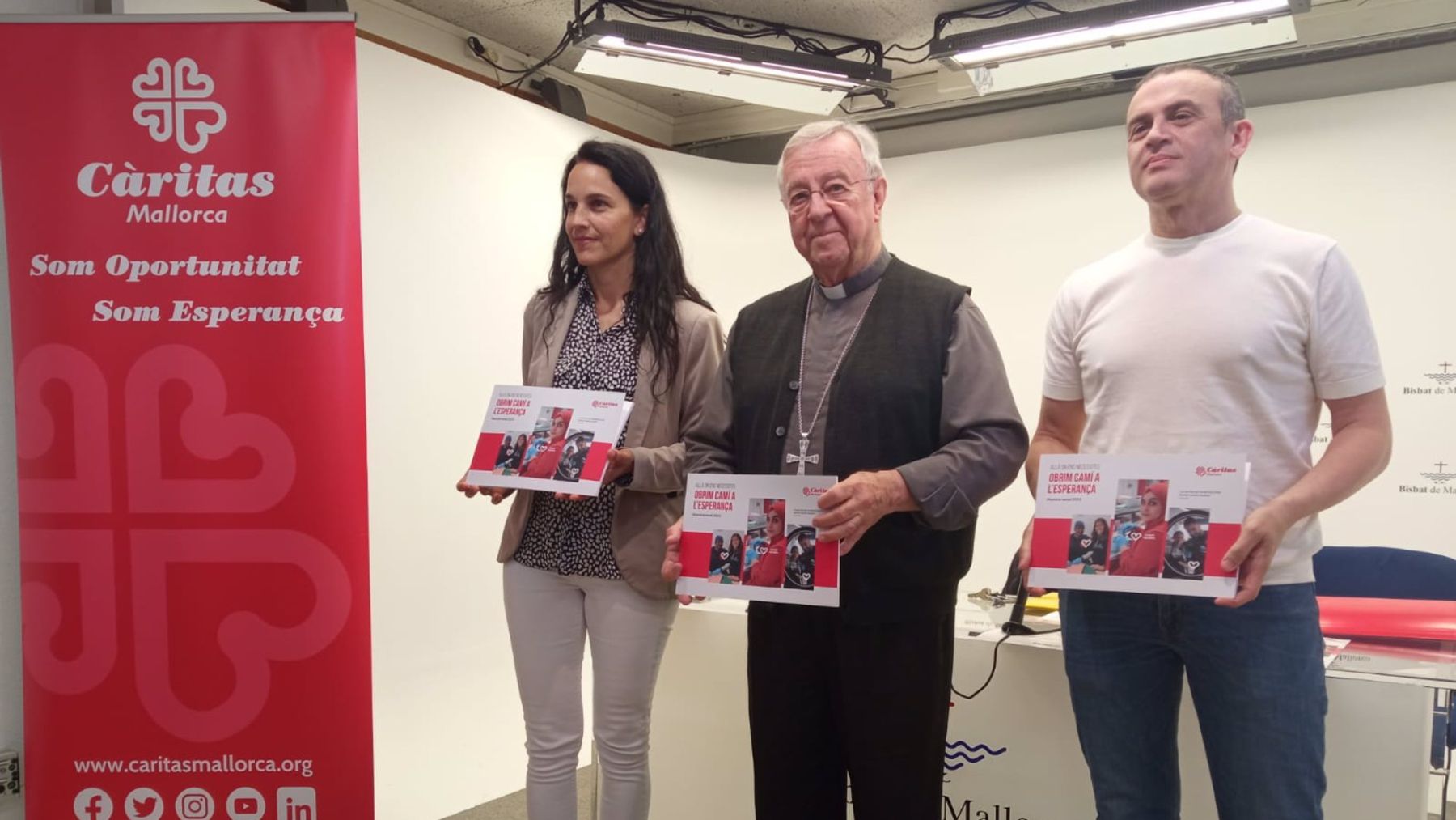 La directora de Cáritas Mallorca, Esther Romero; el obispo de Mallorca, Sebastià Taltavull; y el administrador general de Cáritas, Joan Bassa.