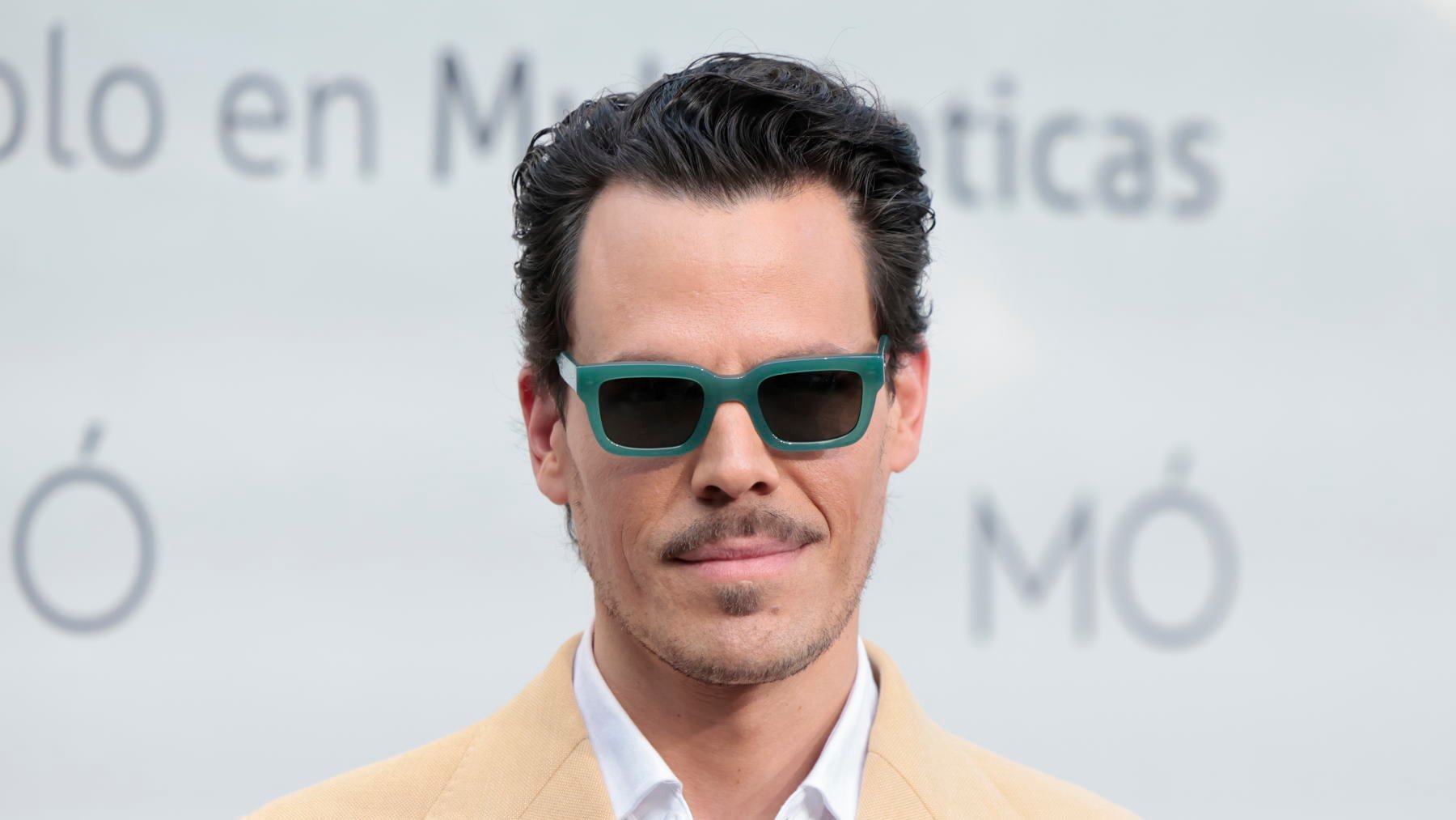Juan Avellaneda posando en un evento de gafas