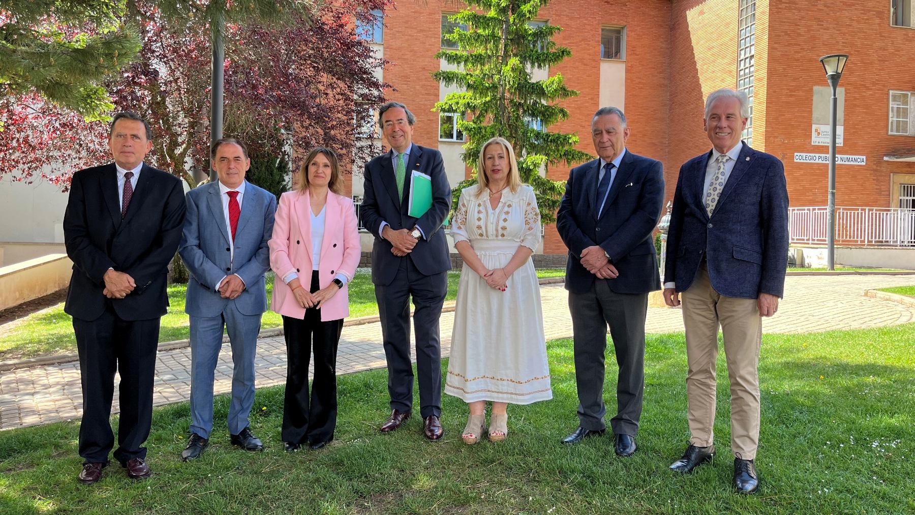 La consejera de Educación de Castilla y León, Rocío Lucas Navas, junto a Amalio de Marichalar.