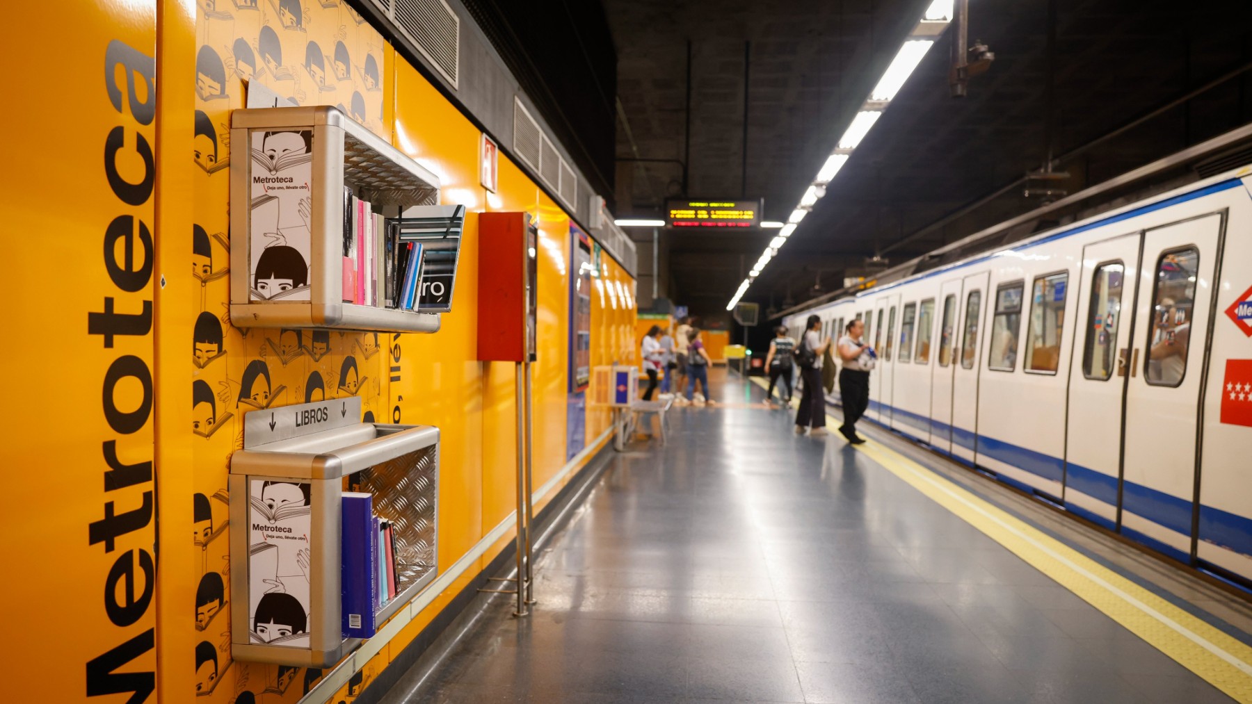 Metroteca en una estación de suburbano madrileño