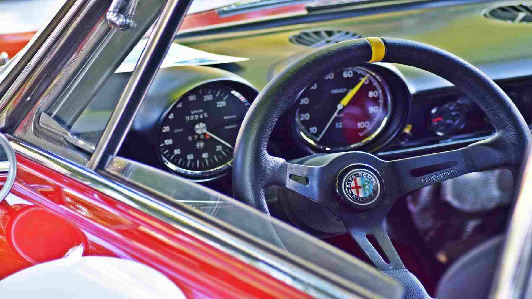 Interior de un coche rojo de Alfa Romeo.