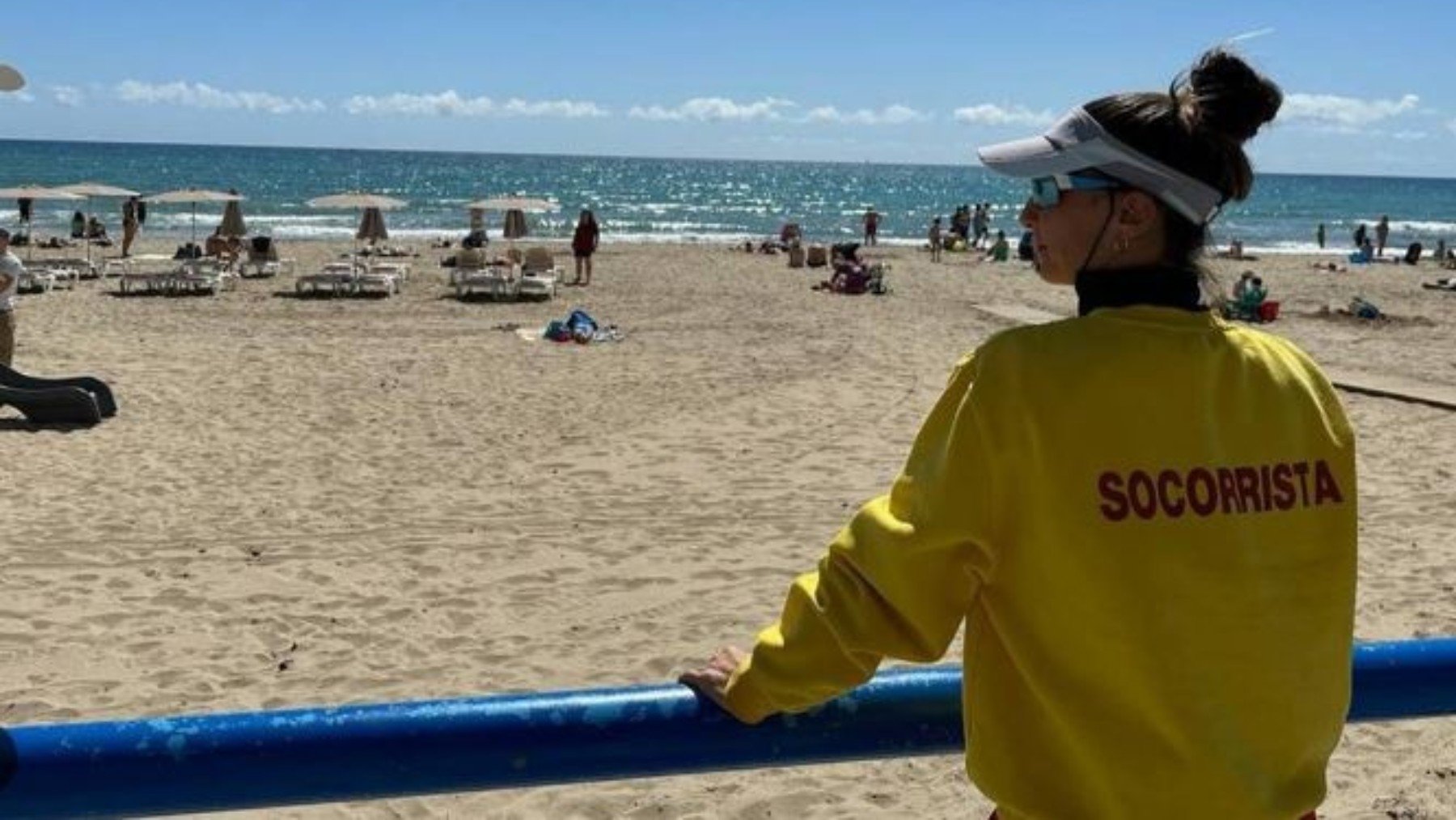 Una socorrista en la playa de Alicante. (EP)