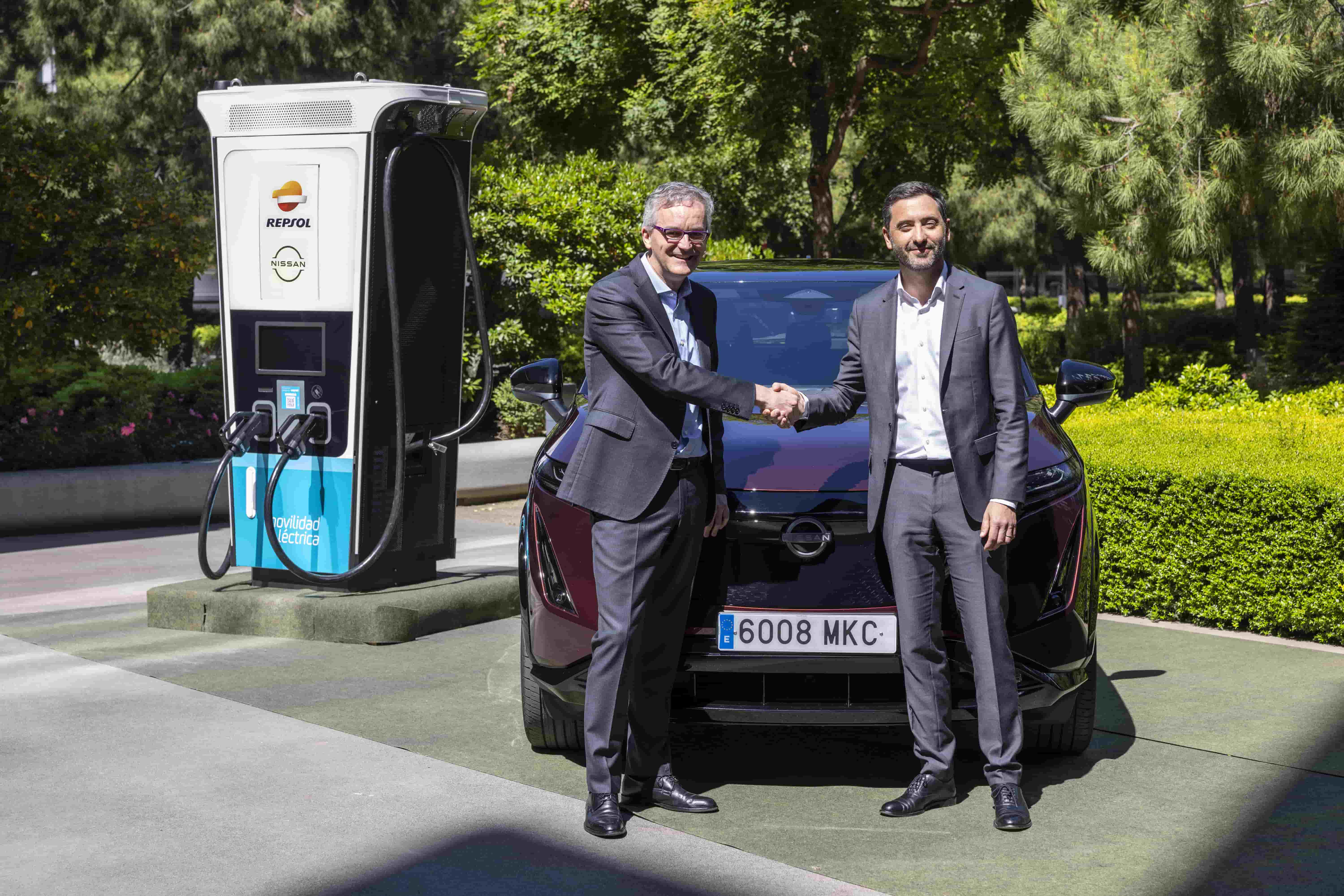 El Director de Movilidad Eléctrica de Repsol, Oliver Fernández y Christian Costaganna, CEO de Nissan en España