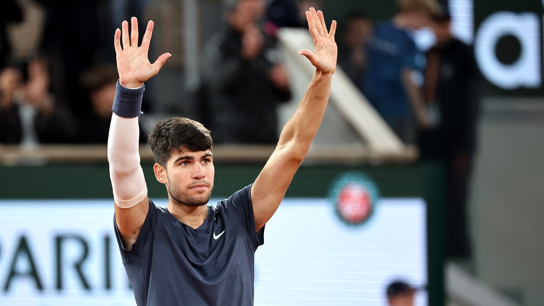 Carlos Alcaraz celebra su victoria ante De Jong en Roland Garros. (EFE)