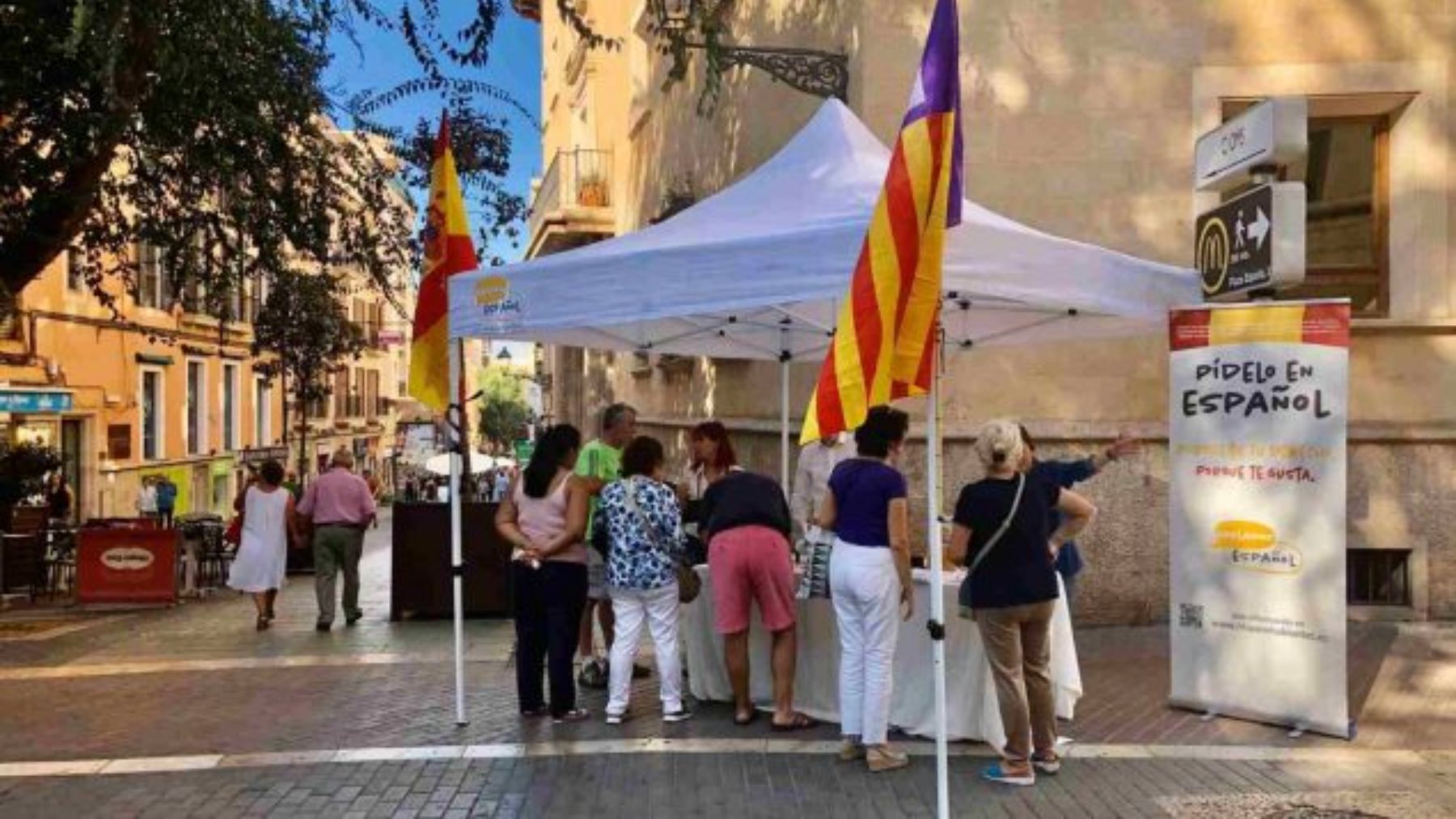 Carpa de Hablamos Español en Palma.