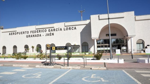 Piden prisión para una anciana por dar un cabezazo en el pecho a un policía en el aeropuerto de Granada