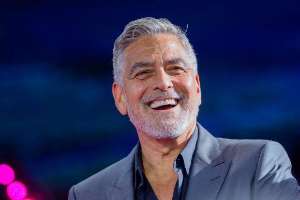 George Clooney sonriendo en un evento
