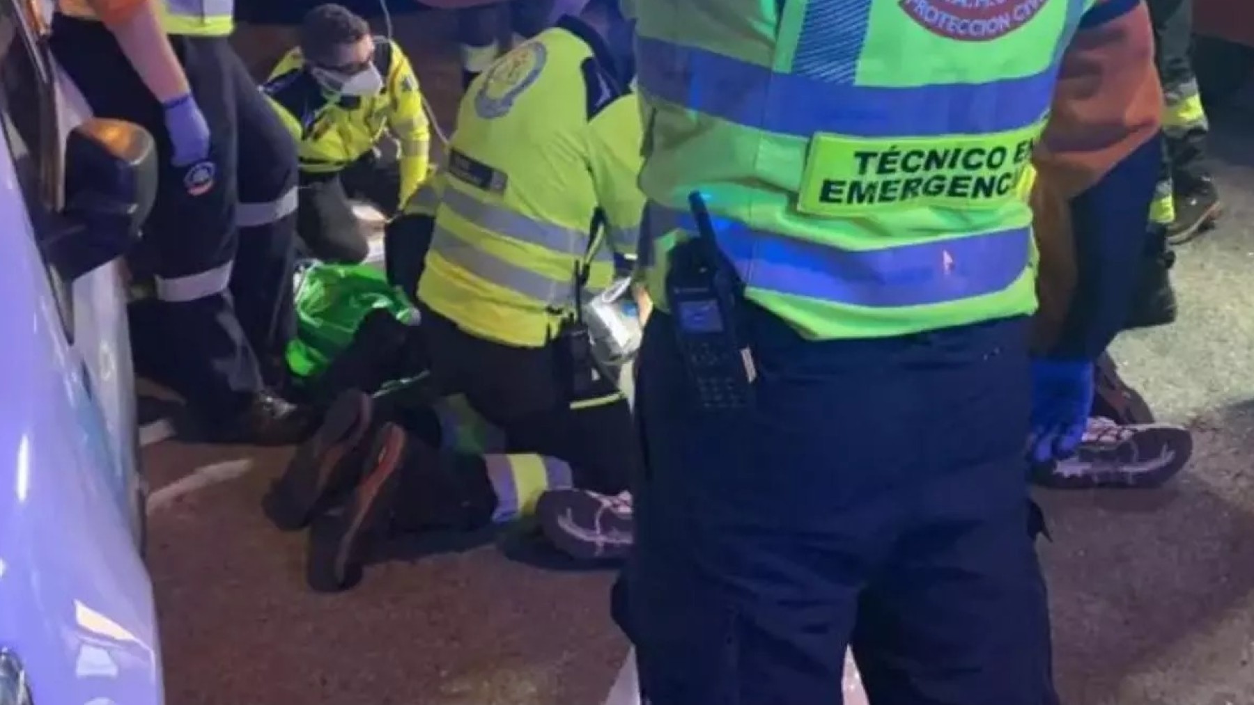 Efectivos del SAMUR atienden a un joven herido en Madrid.