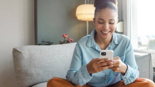 Mujer contestando al teléfono.