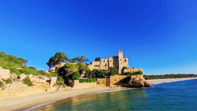 Playa de Cataluña con castillo