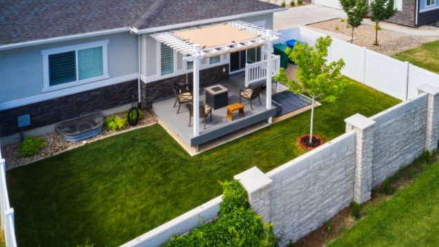 Foto de un patio trasero en un jardín con una pérgola.