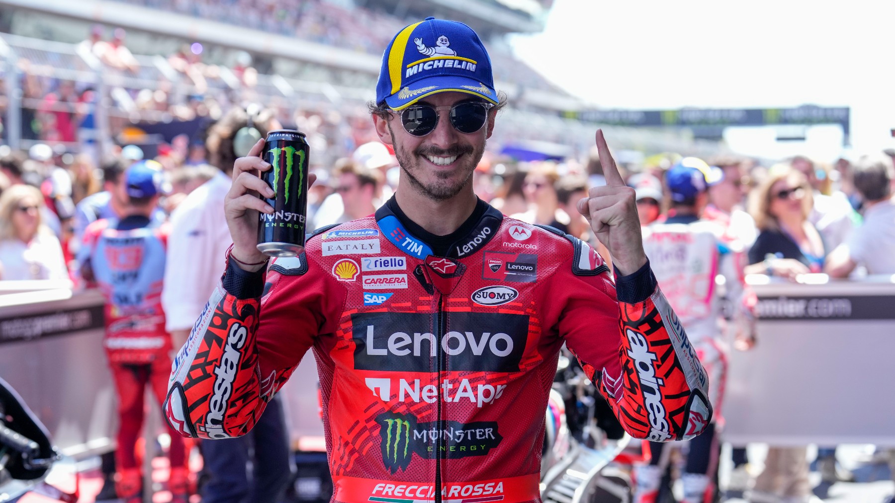 Pecco Bagnaia celebra su victoria en Montmeló. (EFE)