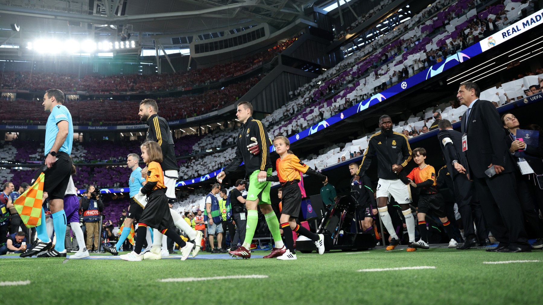 El Real Madrid sale al campo en un partido de Champions. (Getty)