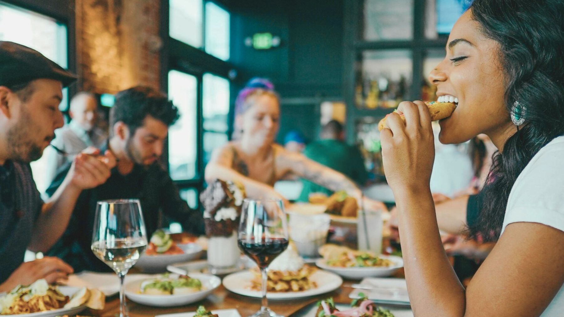 Un grupo de personas comiendo en un restaurante.