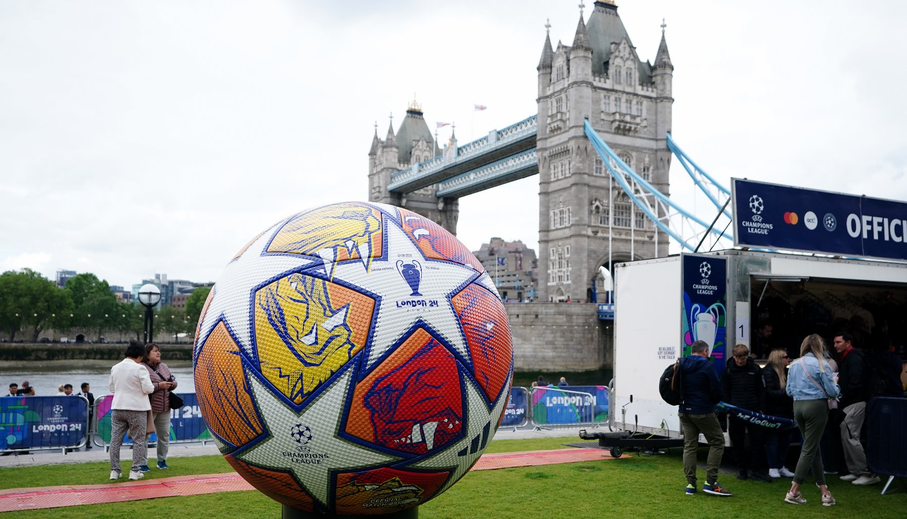 El London Bridge al fondo y el balón que se utilizará en la final de la Champions.