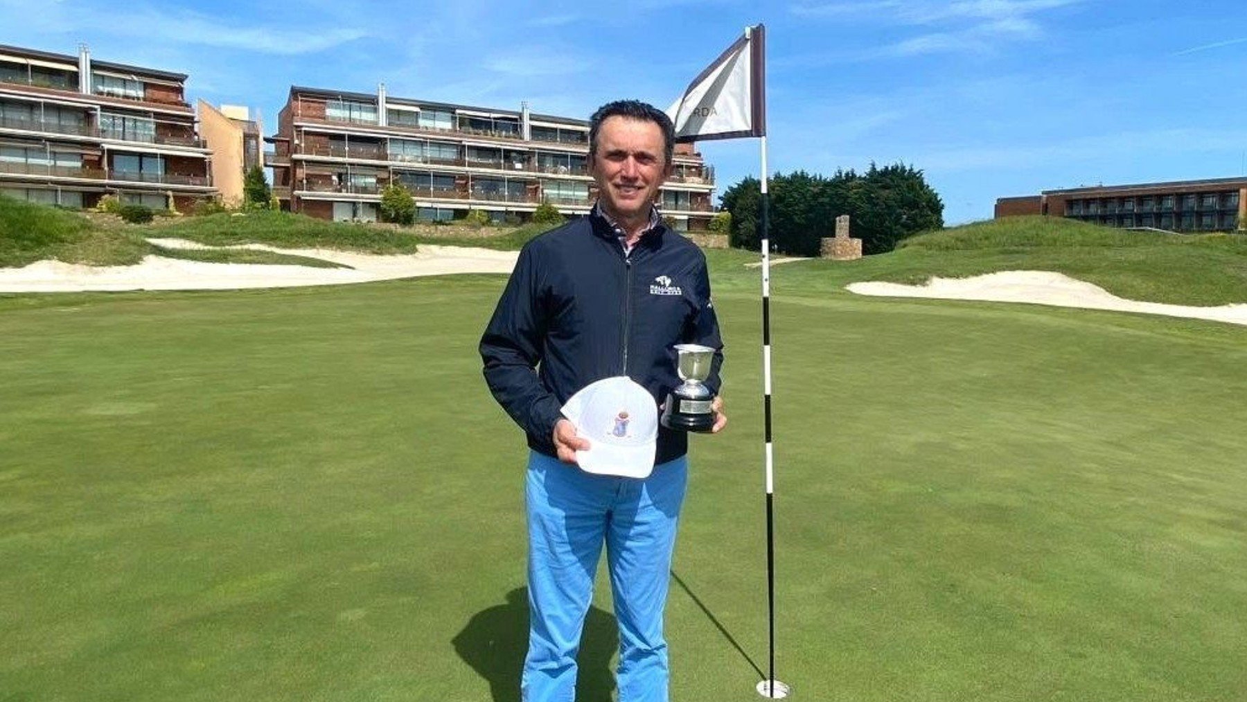 José Antonio Cañellas, con su trofeo.