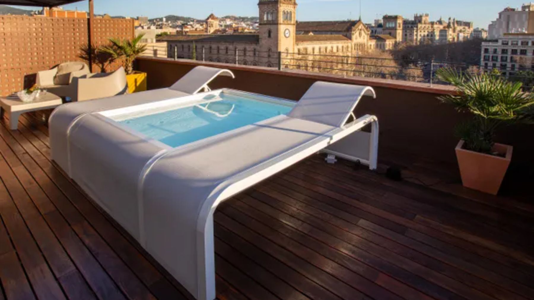 La piscina de lujo con tumbonas de Leroy Merlin.