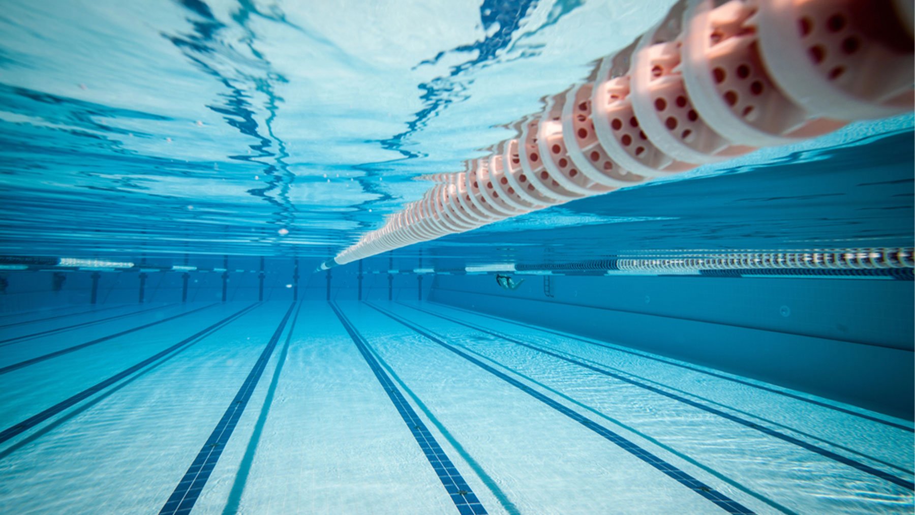 Para higienizar el agua de las piscinas se emplean sustancias químicas.