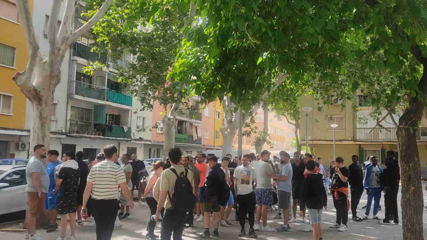 Concentración vecinal en la plaza del barrio palmesano de Son Gotleu.