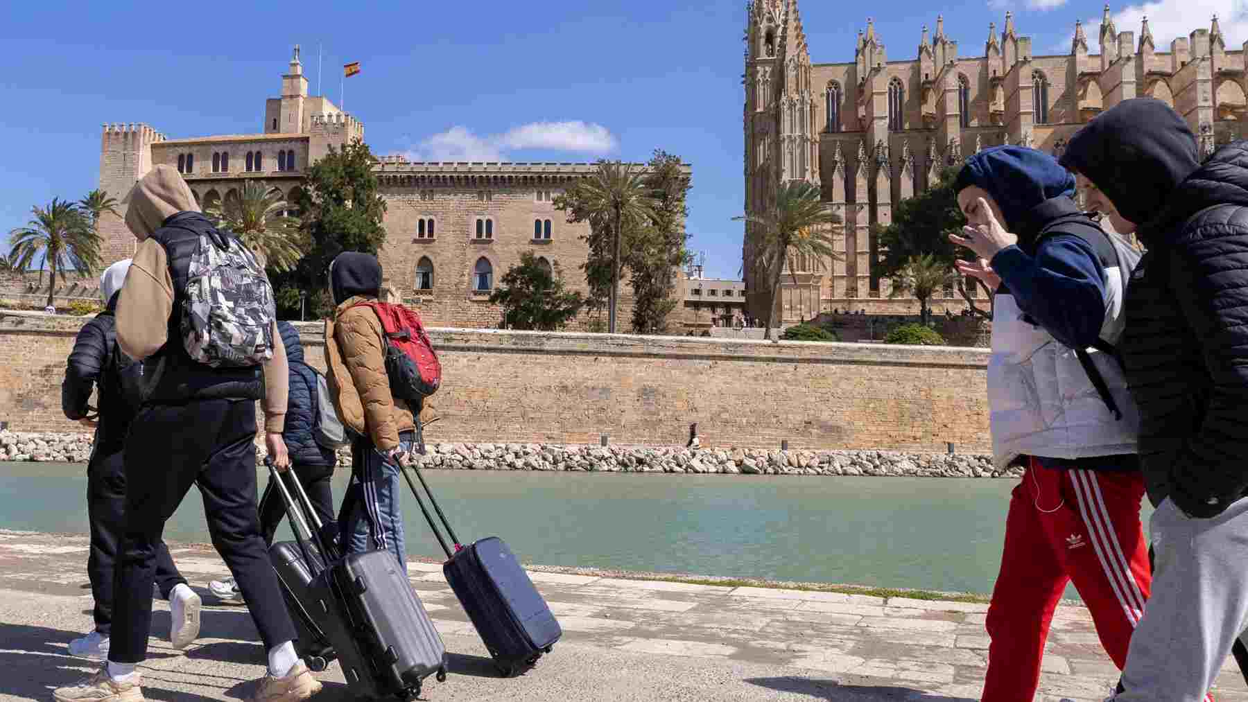 Turistas en Palma frente a la Catedral. EFE.