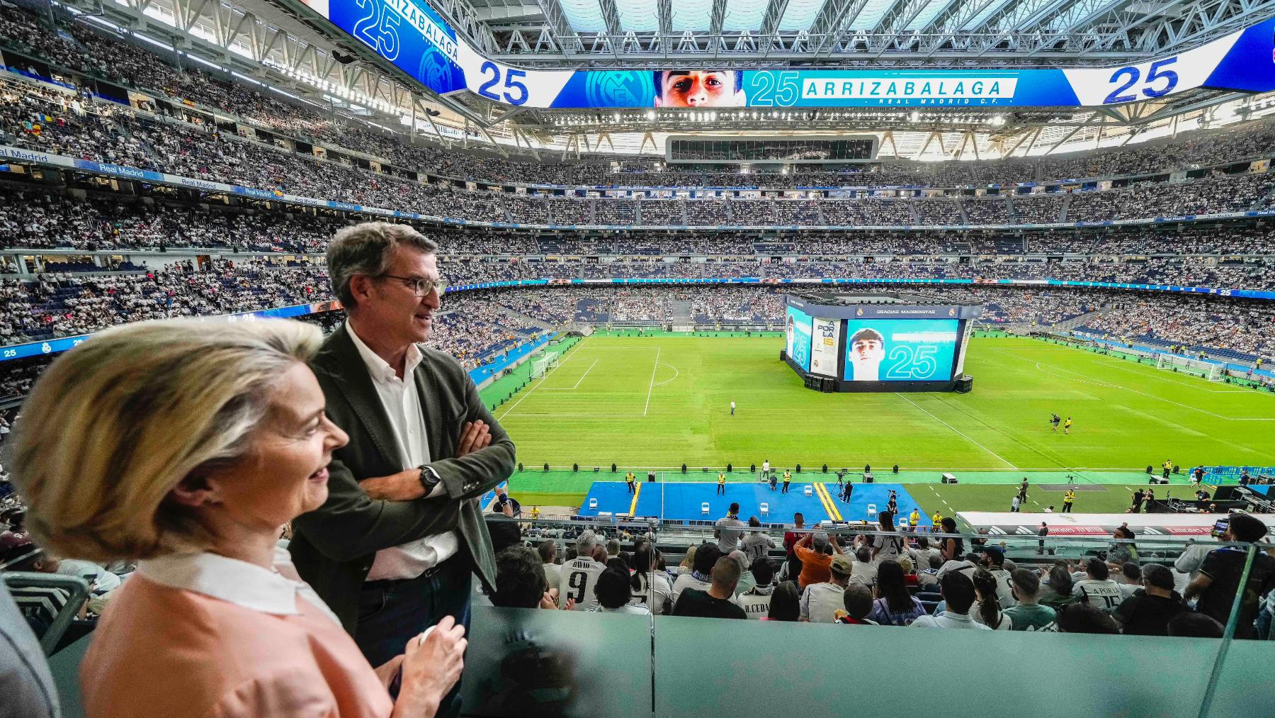 Feijóo con Von der Leyen en el Bernabéu. (Foto: Tarek)