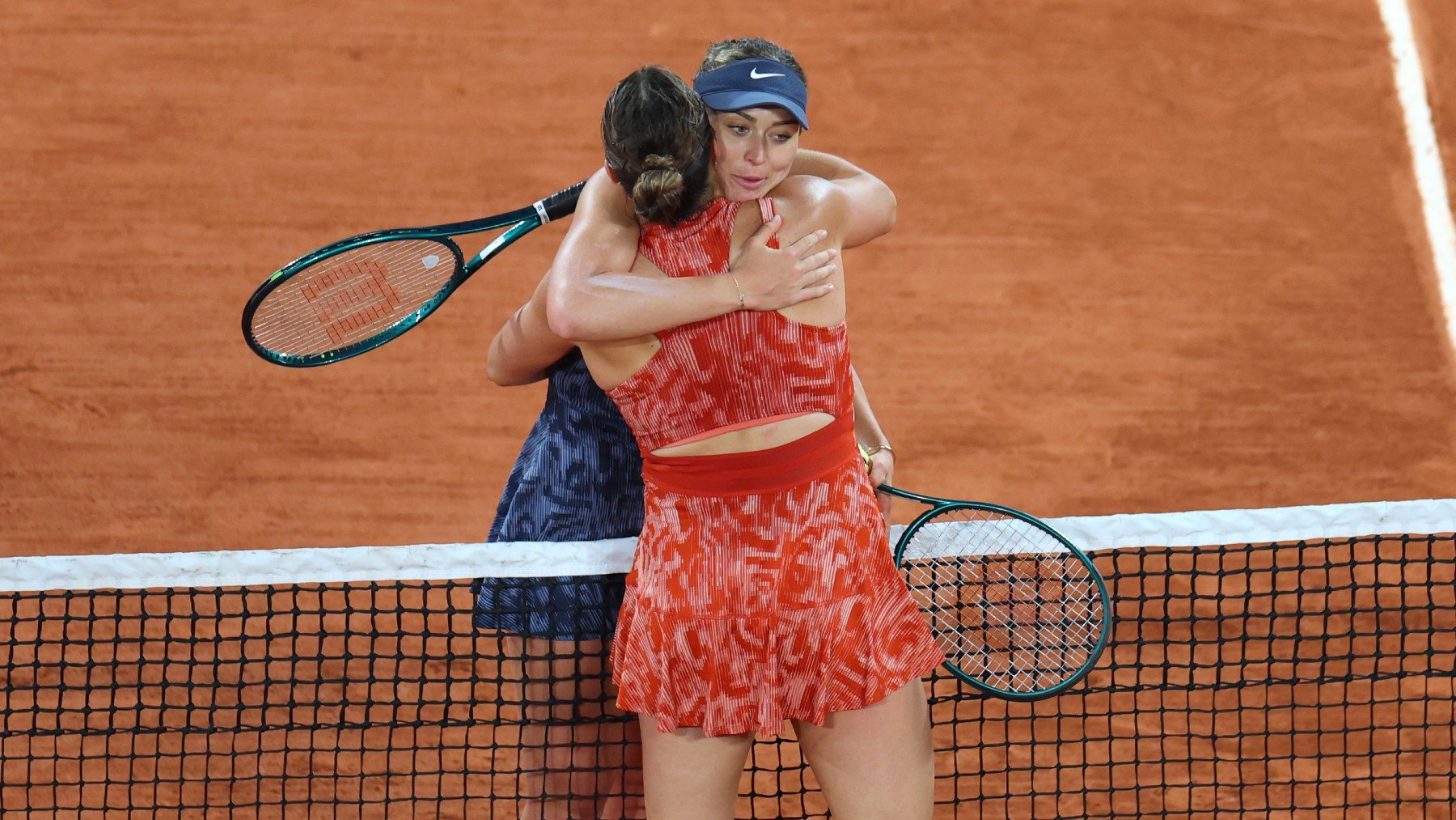 Paula Badosa y Aryna Sabalenka se abrazan en la red. (Getty)