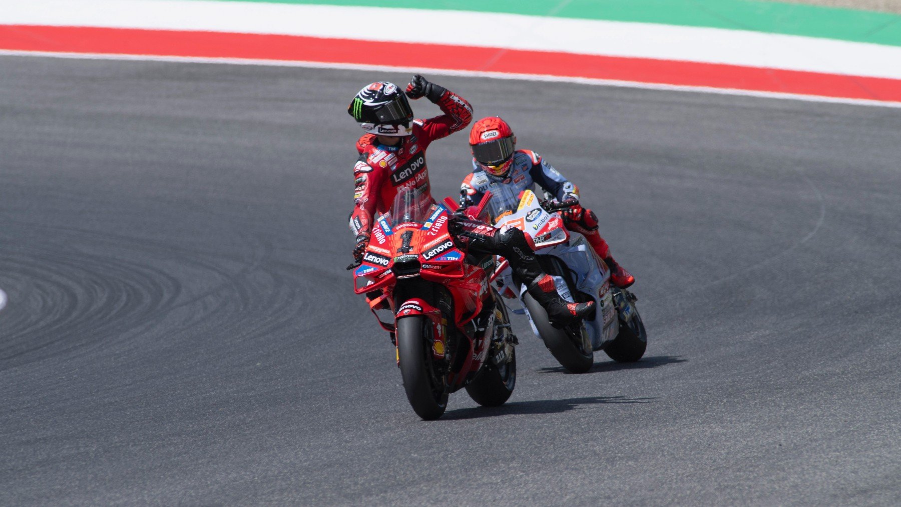 Pecco Bagnaia celebra su victoria en Mugello, con Marc Márquez detrás. (Getty)