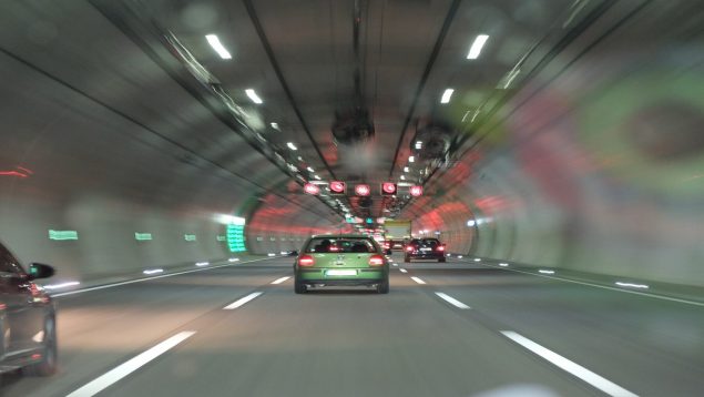 Túnel en autopista.