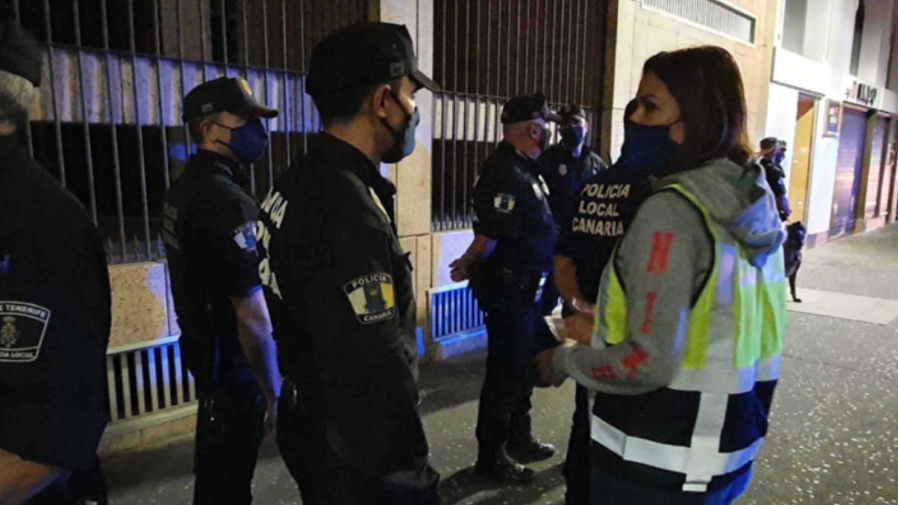 Policía durante una intervención nocturna en Tenerife.