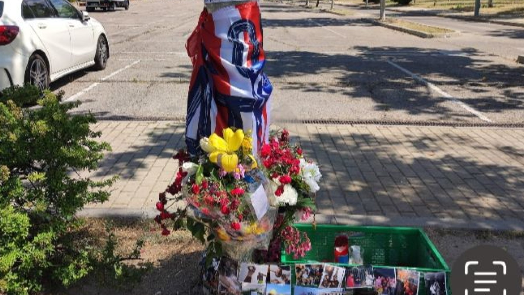 Los amigos del joven dejan recuerdos y flores en el lugar del crimen.