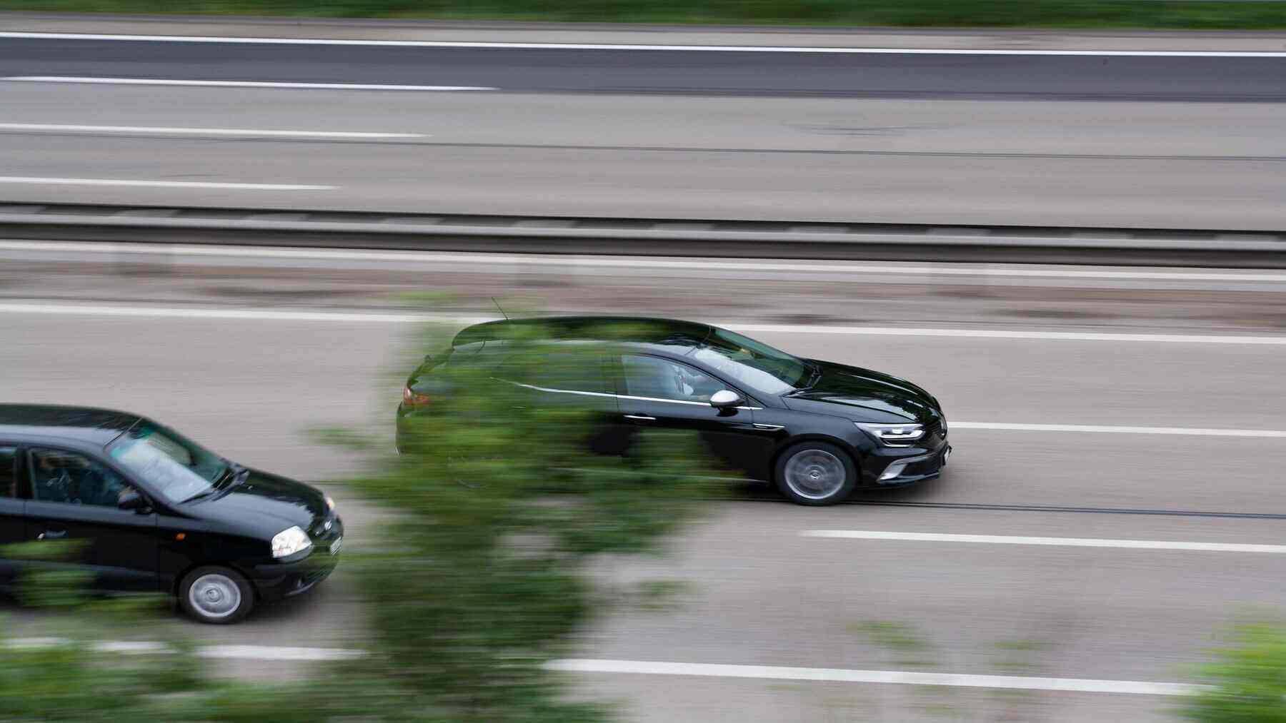 M40 con dos coches oscuros circulando.